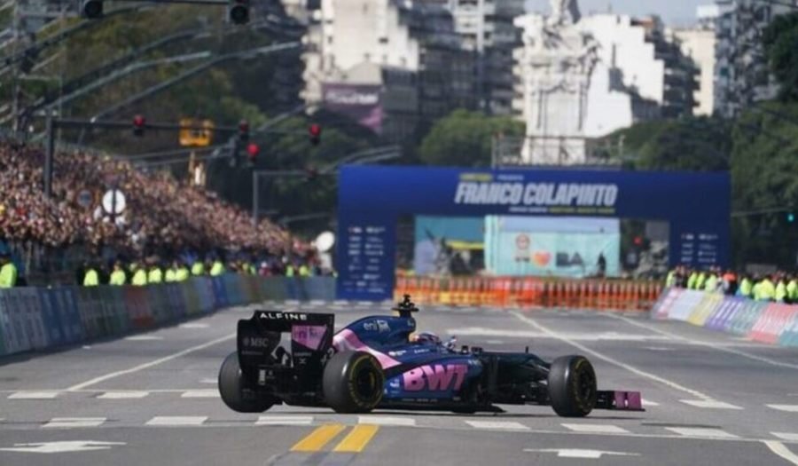 Franco Colapinto rueda por primera vez con un Fórmula 1 por las calles de la Ciudad Autónoma de Buenos Aires frente a miles de personas