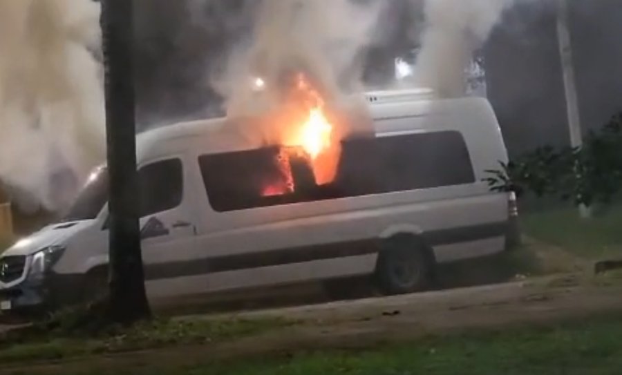 Posadas: Se incendió una camioneta Sprinter estacionada en la vía pública, fue casi totalmente consumida por las llamas, los Bomberos evitaron la propagación a otros vehículos y viviendas cercanas