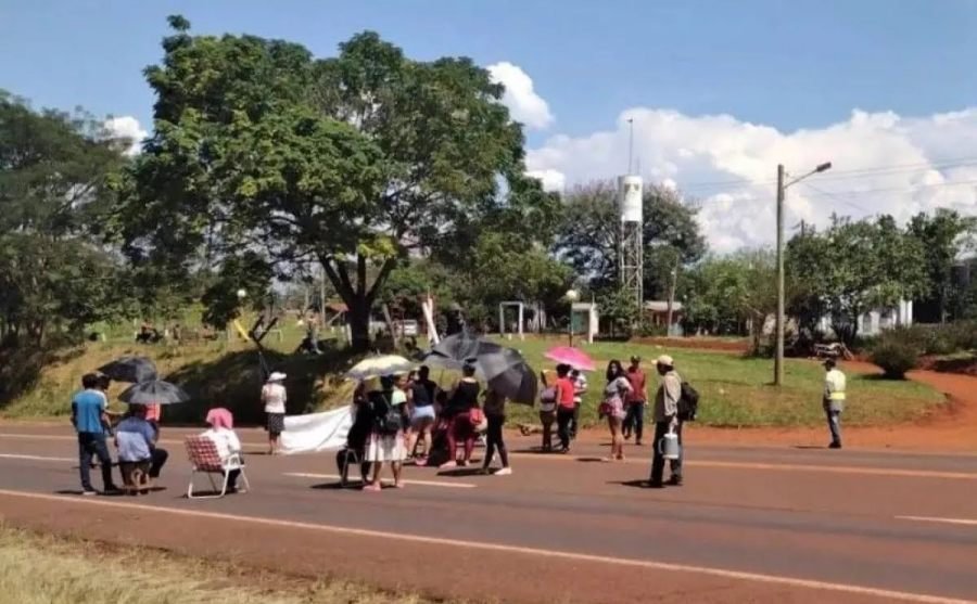 Misiones: Manifestantes autoconvocados de Colonia Delicia realizaron un corte total sobre la Ruta Nacional N° 12, en reclamo de la conexión de servicios básicos y la regularización de las tierras que actualmente ocupan