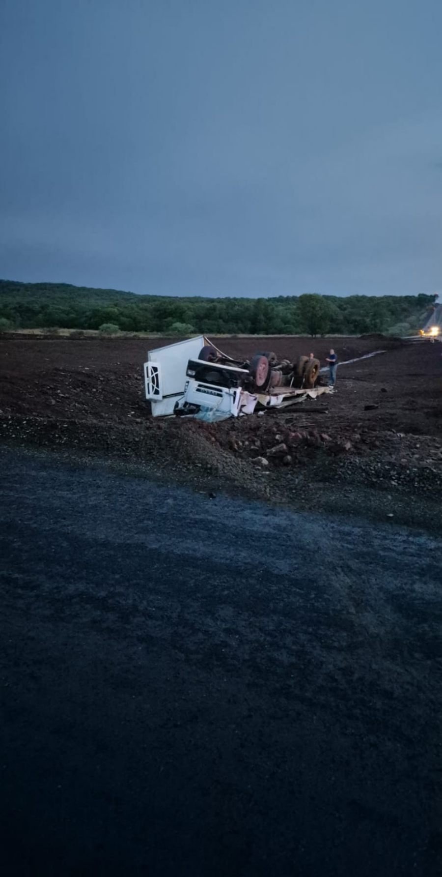 Siniestro vial sobre la Ruta Nacional N° 105 en jurisdicción del Municipio de Fachinal, un camión terminó volcado en zona de rotonda en construcción