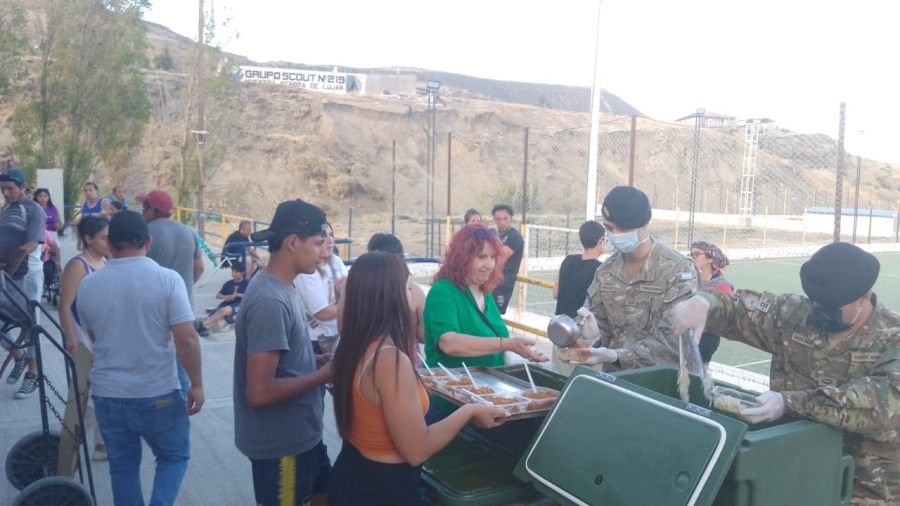 El Ejército Argentino asiste a vecinos evacuados tras el desplazamiento en el Cerro Hermitte
