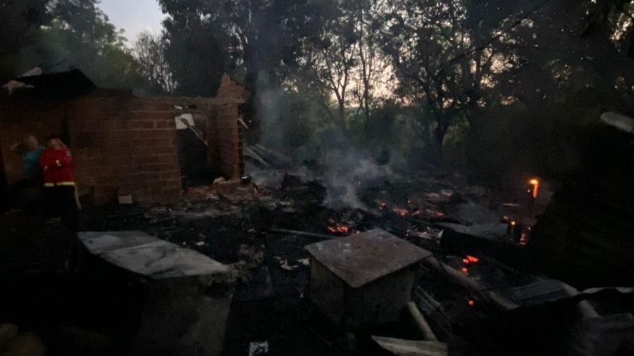 Misiones: Una vivienda se incendió por completo ubicada en Colonia Tacuara de la localidad de Santo Pipó, no se registraron personas lesionadas