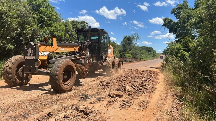 Misiones: La DPV trabaja en simultáneo en caminos terrados y mejora de la conexión con Corrientes, en colaboración con el Municipio de Azara