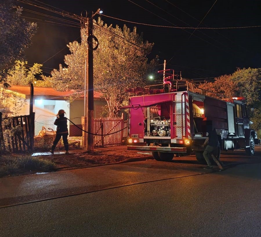 Eldorado: Incendio de dos viviendas, se habrían originado de manera accidental, presuntamente a raíz de un cortocircuito