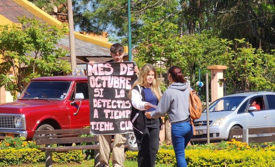 Apóstoles: Juventud comprometida con la prevención del Cáncer de Mama, estudiantes de la EPET N° 5 "Fray Luis Beltrán" realizaron una movilización en el marco del Mes Rosa