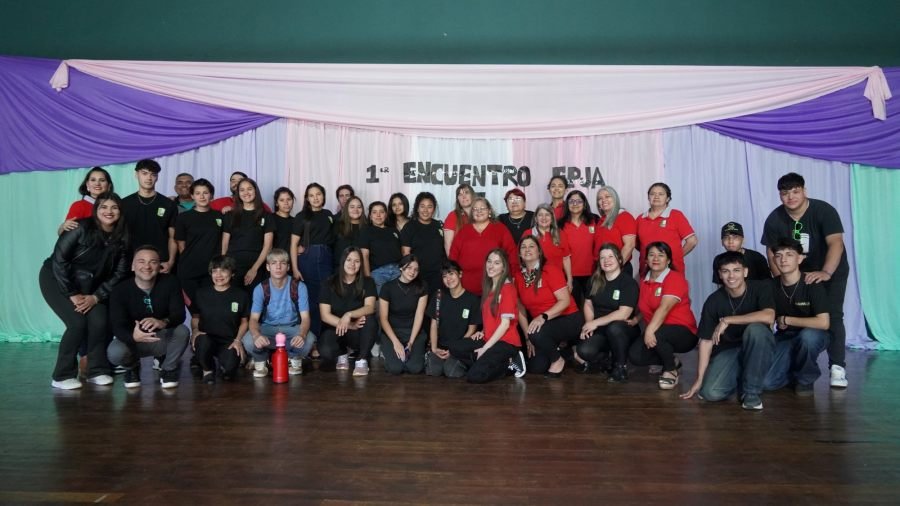 Apóstoles: Talento y Solidaridad en el Primer Encuentro de Peluqueros y Barberos, un evento que reunió a las EPJAS de la Supervisión Zona Sur y la Dirección de Adultos