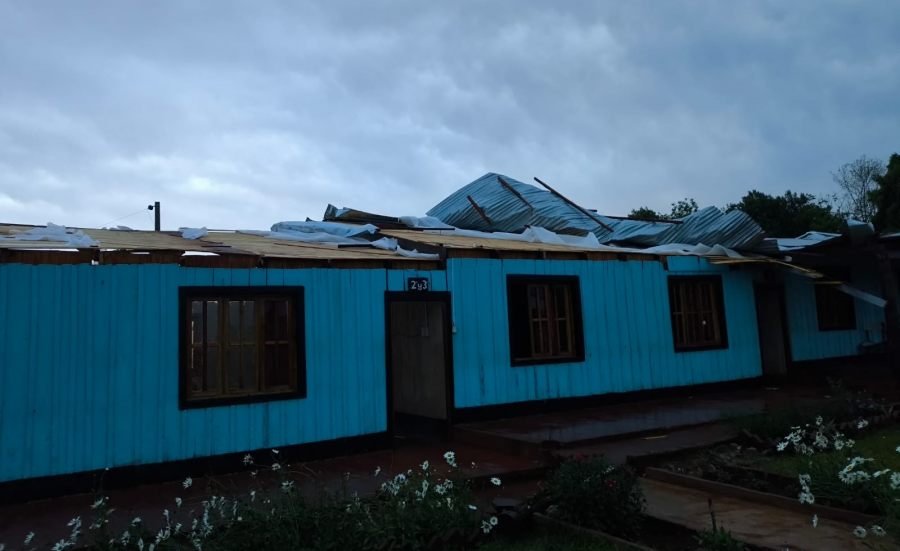 Misiones: Temporal causó daños en una Escuela Rural y caída de árboles sobre la Ruta Provincial N° 211