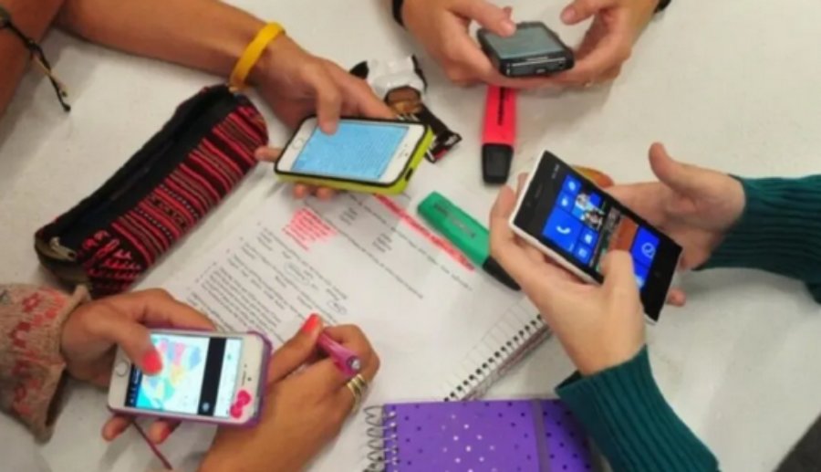 Escuelas de la ciudad de Posadas debaten el uso del celular como herramienta educativa y pedagógica