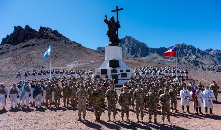 Formación de inicio de la Expedición Andinística Combinada Argentino–Chilena al Cerro Aconcagua