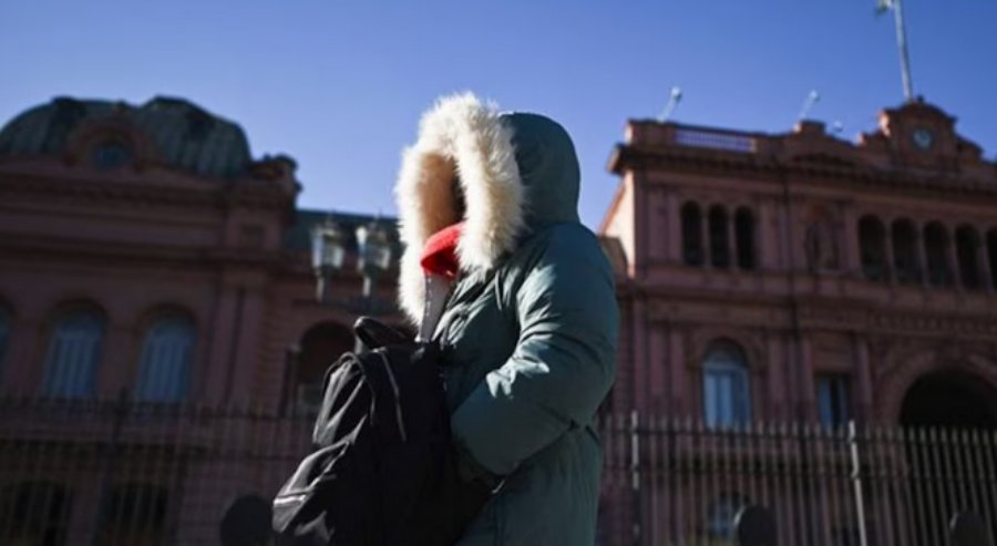 Aire polar y lluvias en el Área Metropolitana de Buenos Aires, cuánto más bajarán las temperaturas y hasta cuándo durará el frío