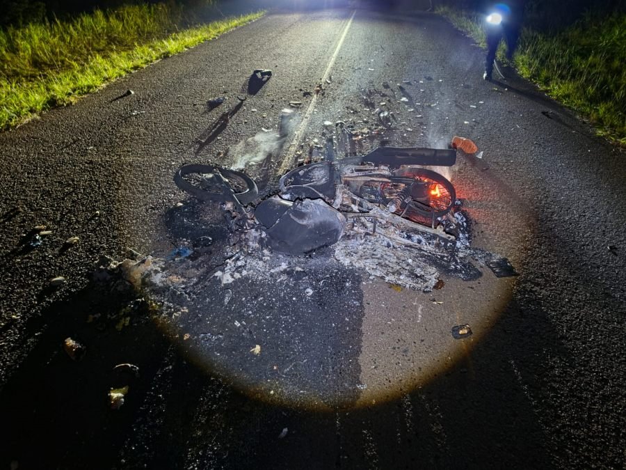 Un motociclista sufrió graves lesiones y quemaduras tras chocar contra un tractor sobre la Ruta Provincial Costera 2 en el Municipio misionero de Mojón Grande