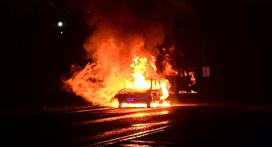 Oberá: Un vehículo se incendió en la vía pública, se realizan averiguaciones para determinar la procedencia del rodado