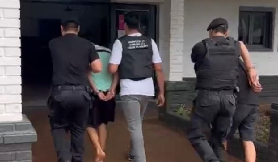 Posadas: Un hombre armado con un supuesto fusil fue detenido junto a su padre tras un violento desorden, el procedimiento se concretó tras una denuncia por un violento episodio que dejó a tres policías lesionados