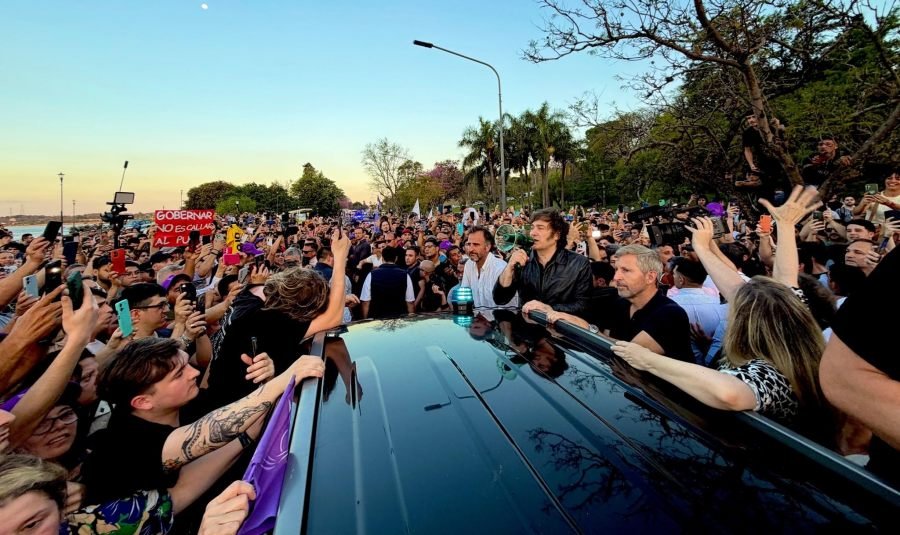 Javier Milei pudo reencontrarse con sus seguidores en Paraná: "La estamos pasando mal, pero estamos cada día mejor", tras los incidentes en Santa Fe, el Presidente retomó su gira por el interior con una parada en Entre Ríos