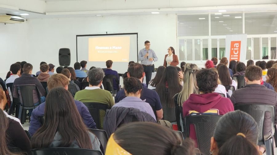 Jóvenes apostoleños se capacitan en educación financiera con el Banco Galicia, buscan brindar herramientas prácticas para aprender a manejar su dinero y tomar decisiones financieras responsables