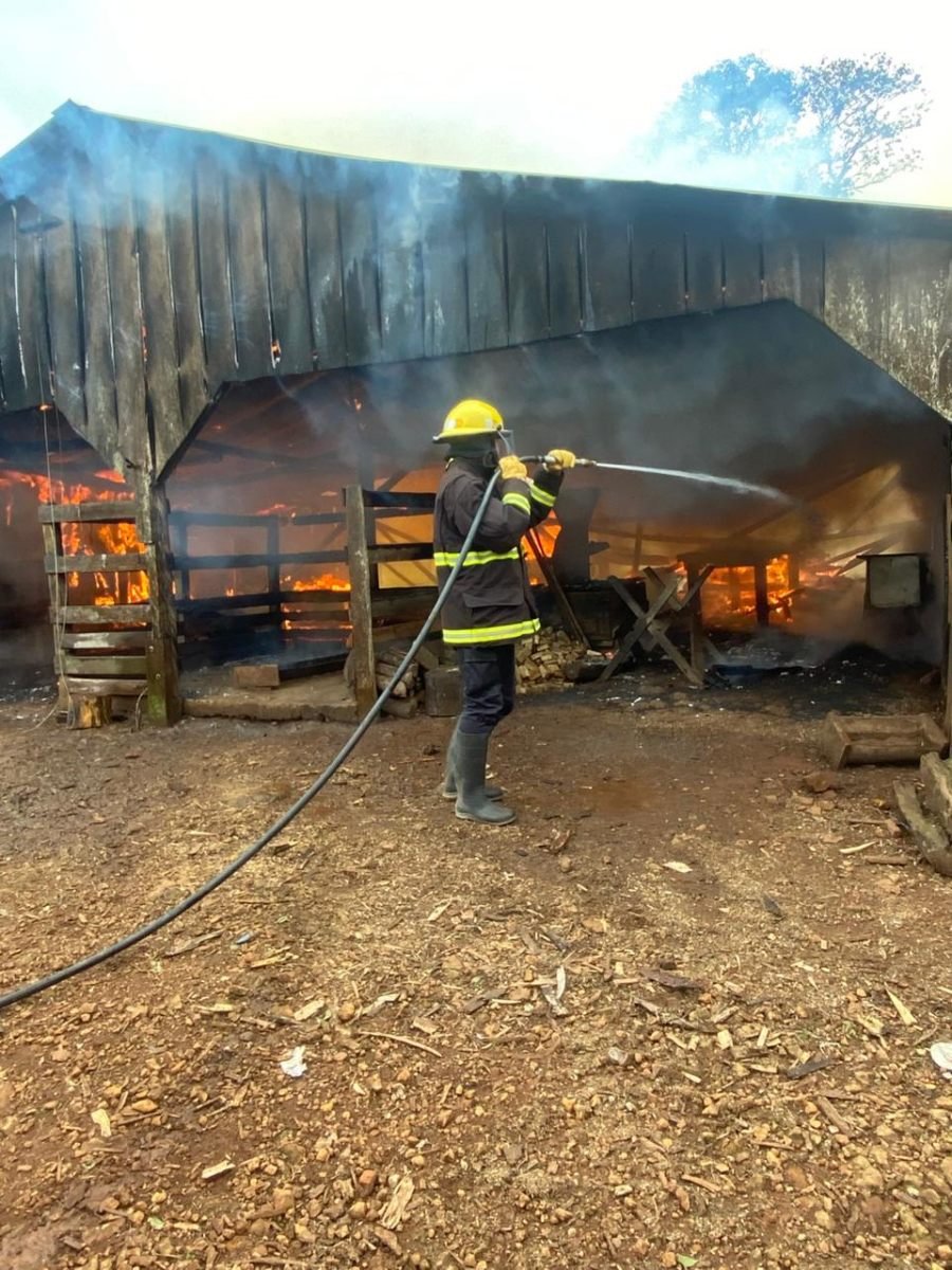 Panambí: Un incendio consumió un galpón de madera, los daños fueron totales en la estructura y en las herramientas que se encontraban en el lugar