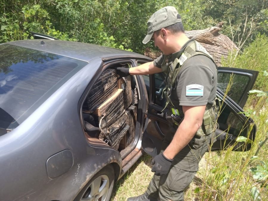 El vehículo utilizado se había dado la fuga: Gendarmería Nacional secuestró más de siete mil paquetes de cigarrillos