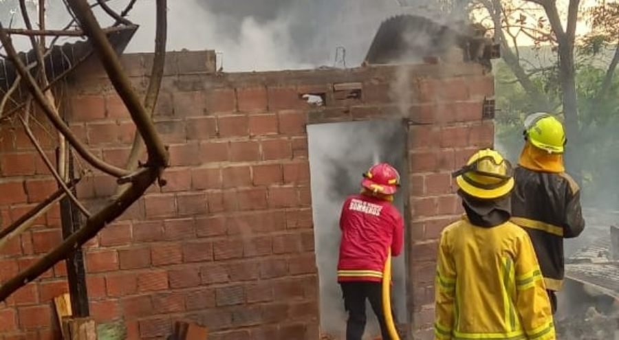 Misiones: Dos viviendas fueron consumidas por un incendio en el Municipio de Gobernador Roca, afortunadamente, no se registraron personas lesionadas ni víctimas fatales