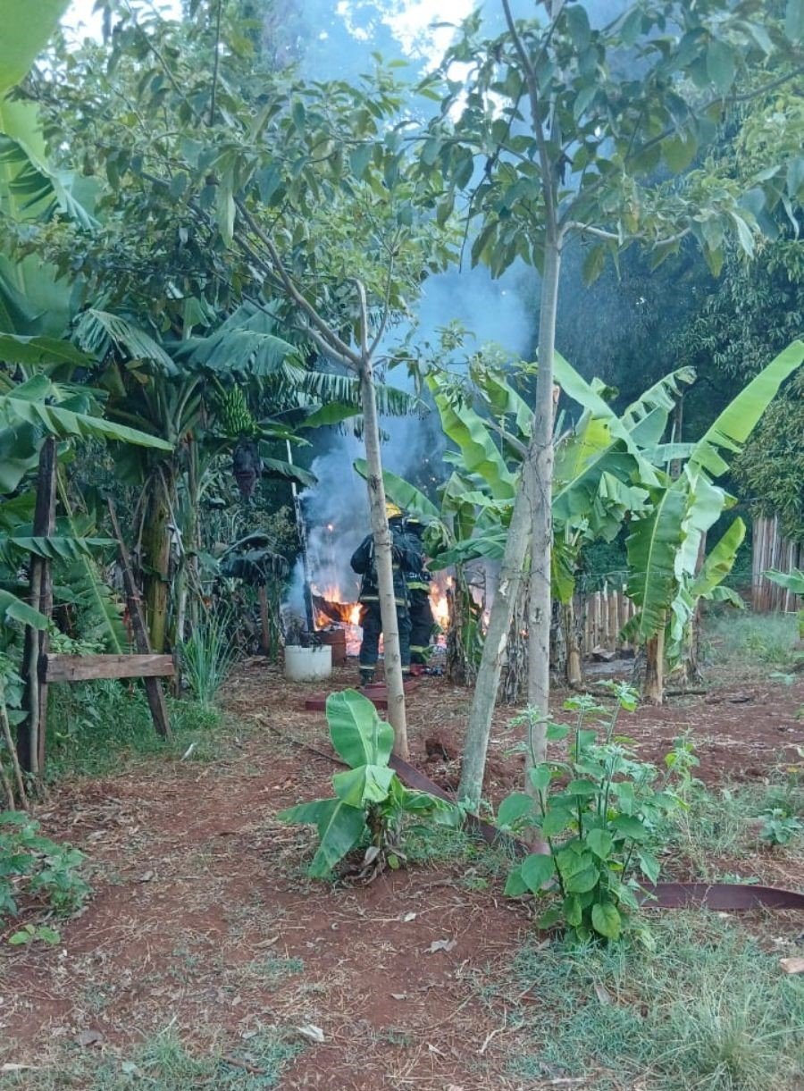 Leandro N. Alem: Bomberos sofocaron un incendio en una vivienda de madera ubicada en el Barrio José Sartori