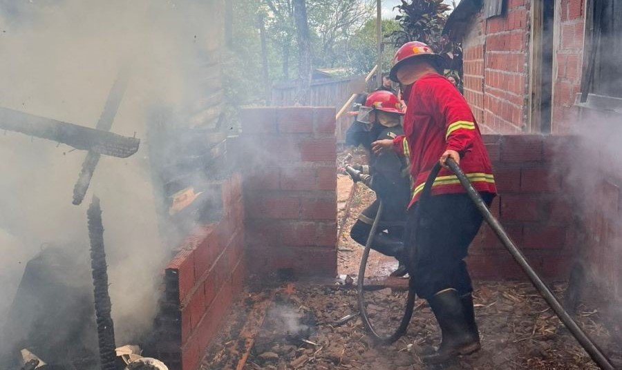 Incendio de una vivienda en la ciudad de Oberá, se habría originado tras un cortocircuito y dejó solo daños materiales
