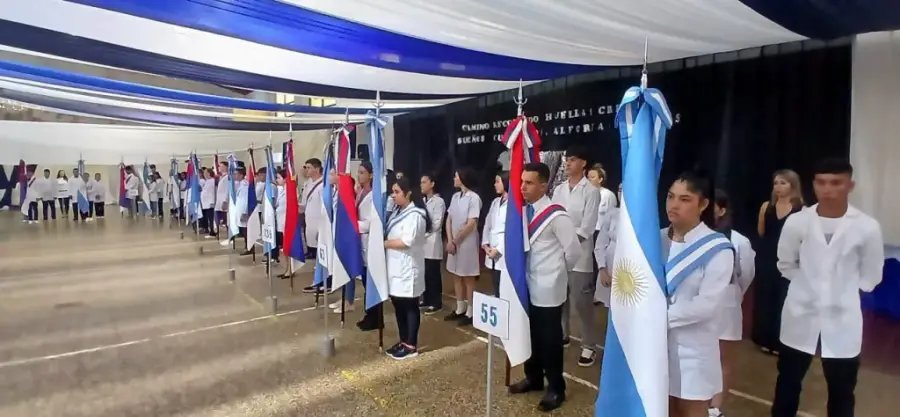 Egresaron alumnos de secundarias rurales de los Departamentos misioneros de; Apóstoles, Leandro N. Alem, y San Javier, el acto de colación este año fue en la localidad de Cerro Azul