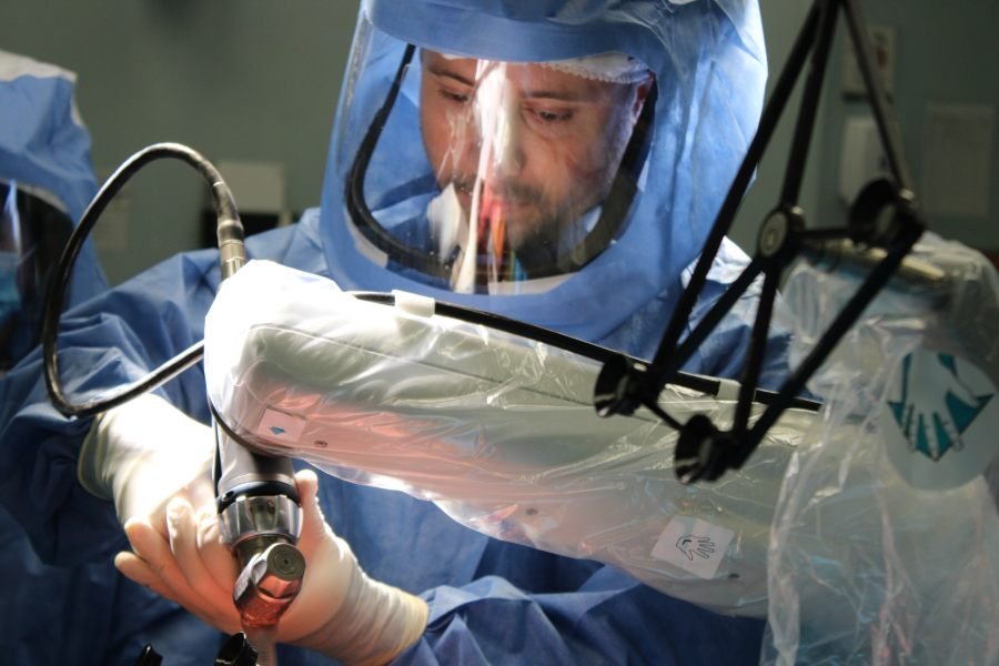 Del bisturí al robot: La nueva era en operaciones de cadera y rodilla