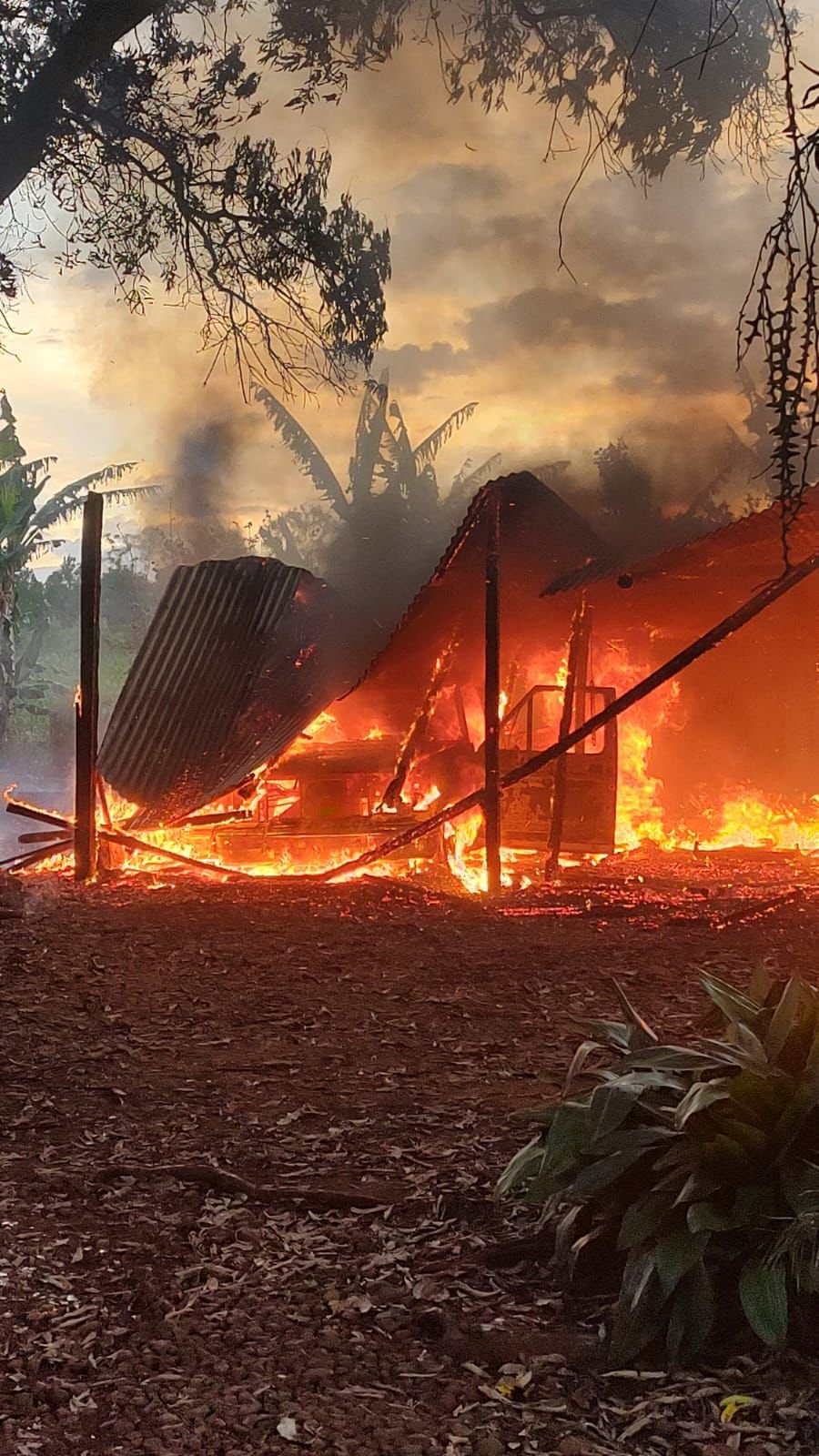 Dos Arroyos: Daños materiales por incendio en un galpón, efectivos policiales y bomberos intervinieron de inmediato y lograron sofocar las llamas, evitando que el fuego se expandiera