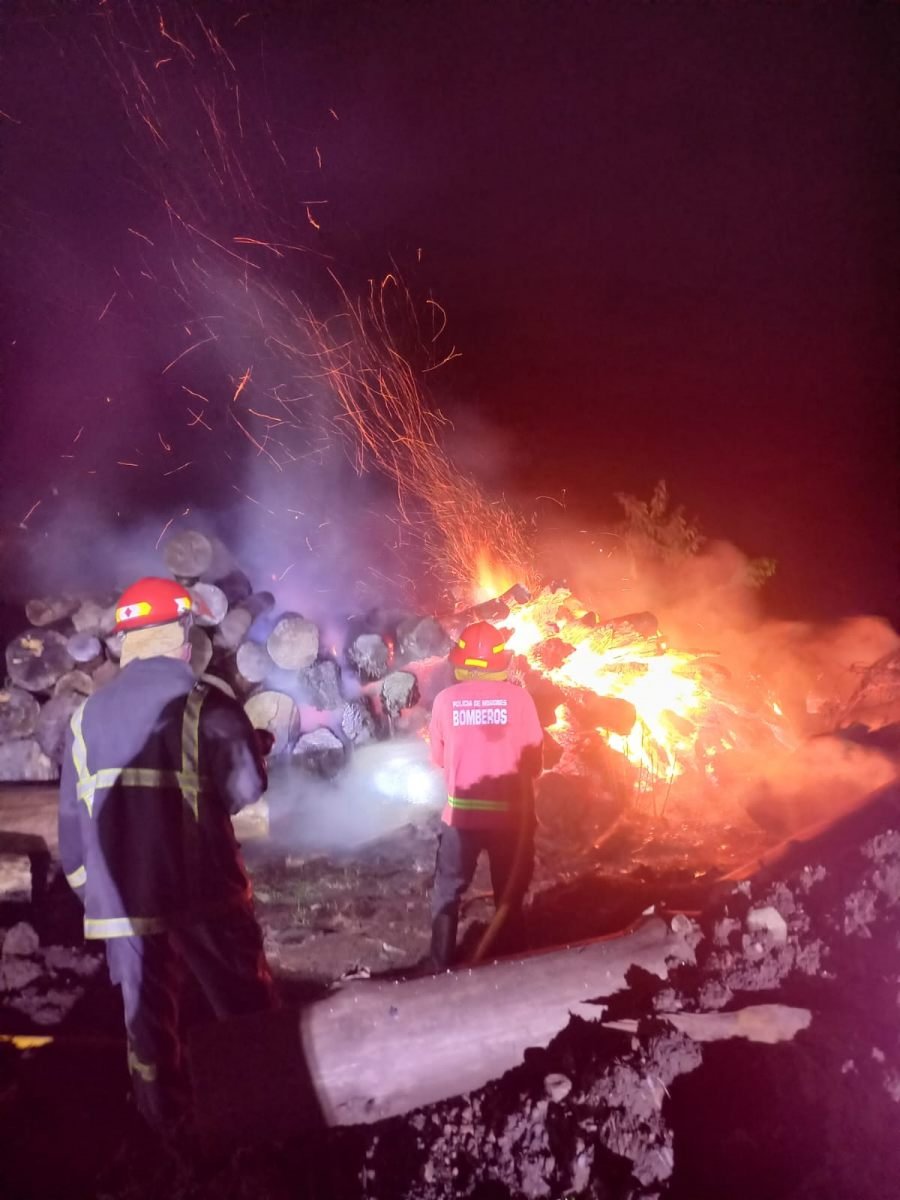 Mártires: Controlaron un incendio en la planchada de rollos de madera en un aserradero