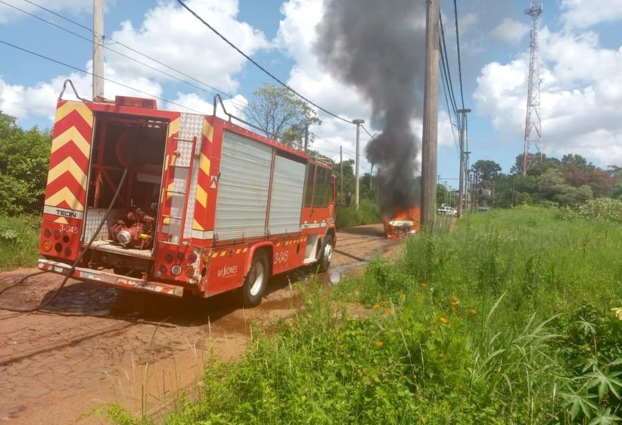 Se incendió un vehículo en el Municipio misionero de Garupá, se registraron solo daños materiales
