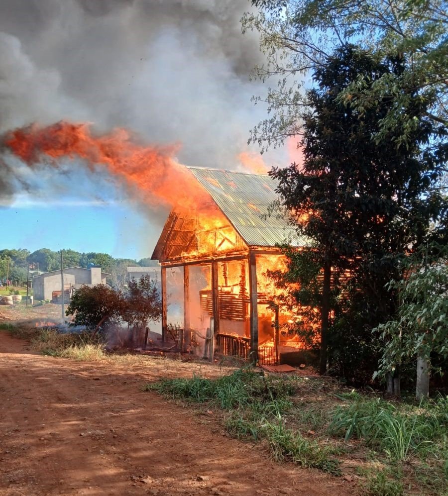 Misiones: Se incendió una vivienda en la localidad de San Antonio y quedó totalmente destruida