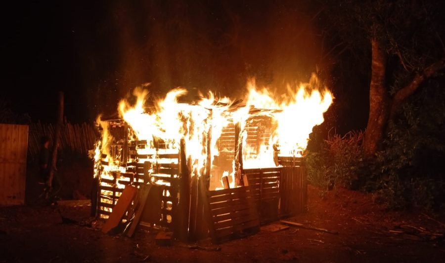 Garupá: Una vivienda en construcción fue consumida por las llamas, no se registraron víctimas ni lesionados, aunque las pérdidas materiales fueron totales