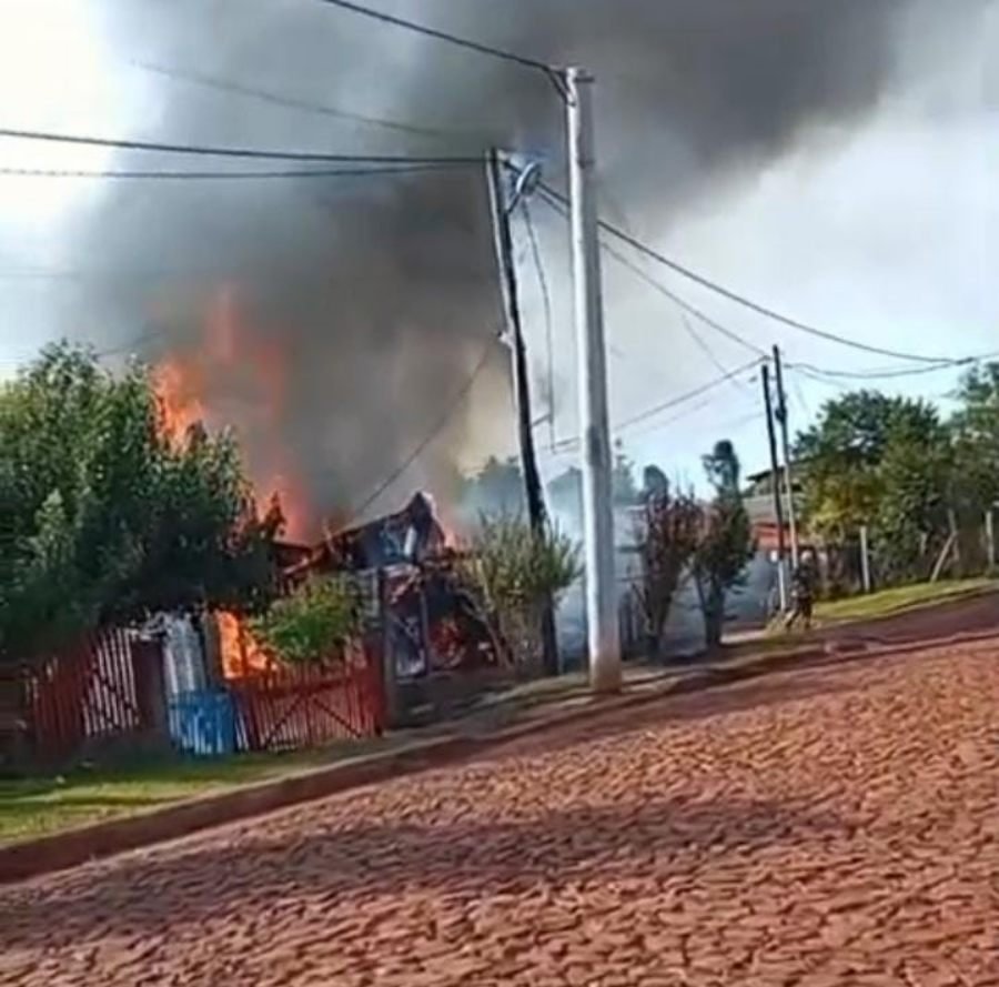 San Vicente: Una vivienda de madera fue consumida por un incendio total en el Barrio 25 de Mayo