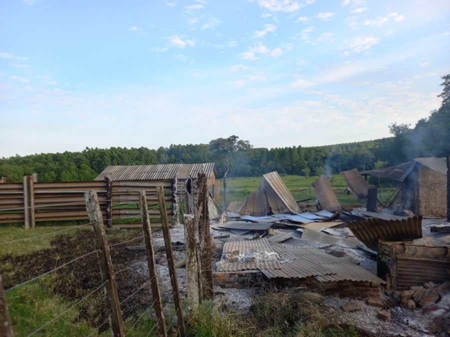 Jardín América: Incendio total de galpón, produciéndose la pérdida completa de electrodomésticos varios y alimentos destinados al ganado
