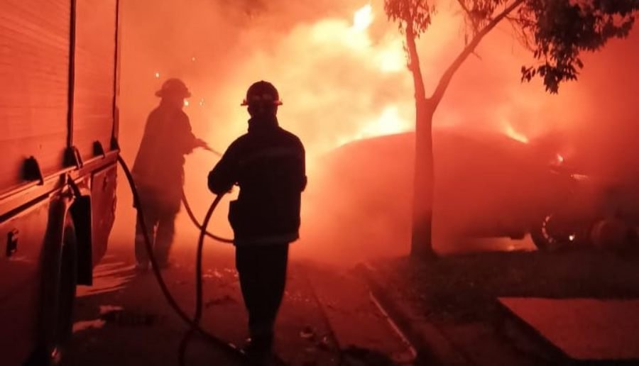 Oberá: Un vehículo se incendió durante la madrugada, según las primeras pericias, el siniestro habría sido originado por un desperfecto electromecánico, sin registrarse personas lesionadas