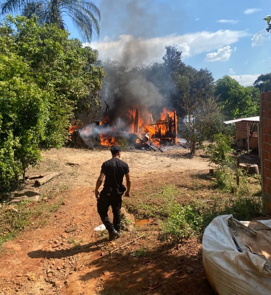 Incendio destruyó una vivienda en el Barrio Bicentenario en la ciudad de Puerto Iguazú