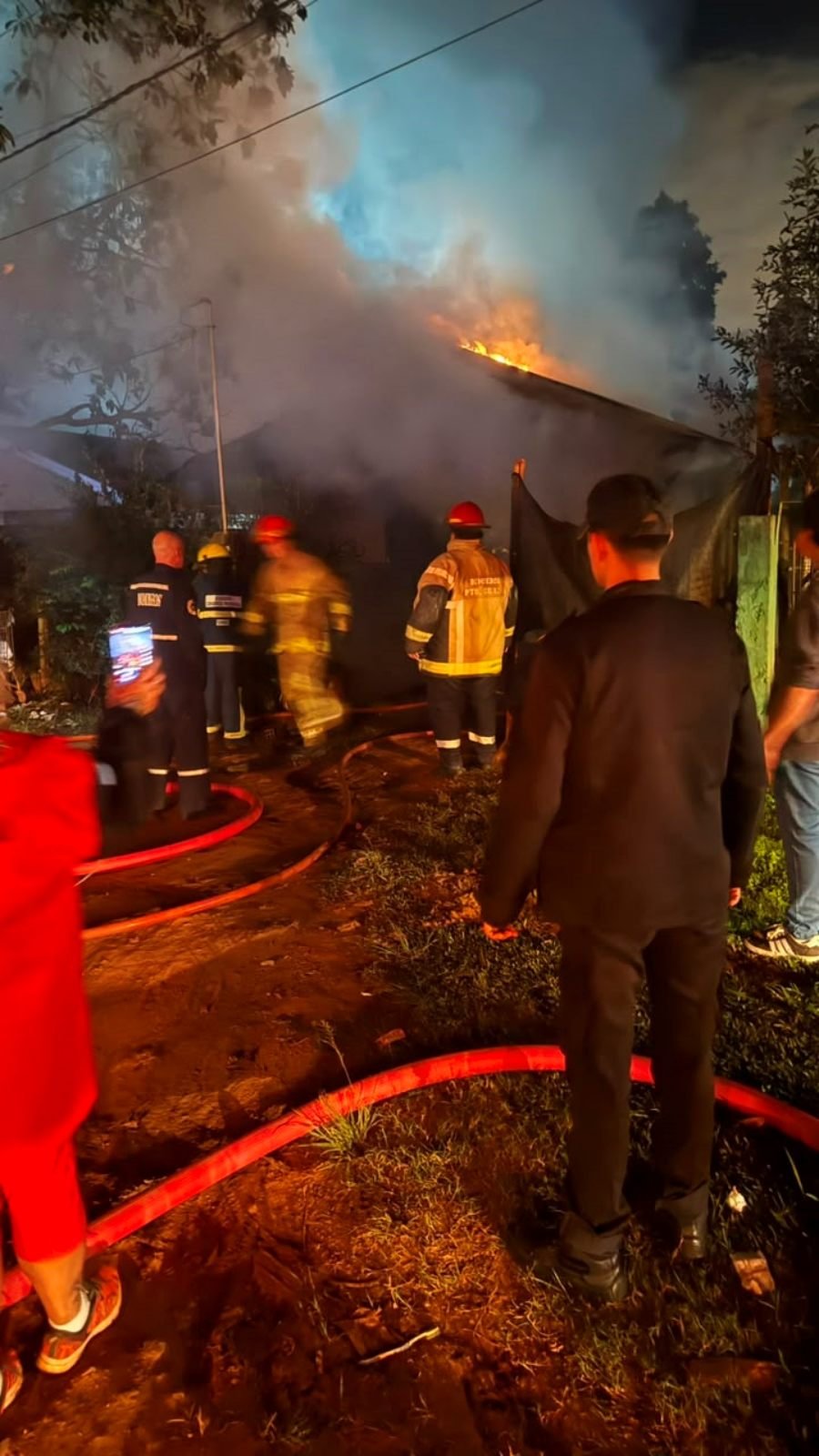 Puerto Iguazú: Una vivienda de madera fue consumida por un incendio, generando importantes pérdidas materiales para su propietaria