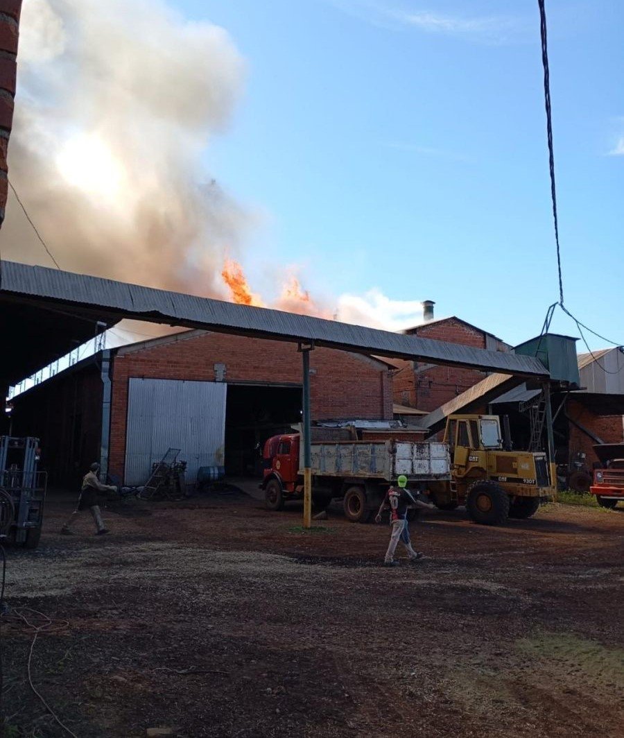 Bomberos controlaron un incendio en una cooperativa yerbatera en la localidad de Jardín América