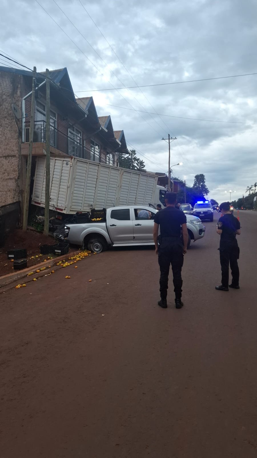 Colisión entre camión y camioneta dejó daños materiales en la localidad de Jardín América