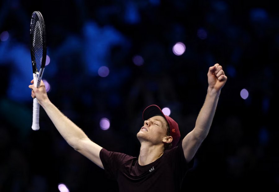 Tenis: Jannik Sinner le ganó a Carlos Alcaraz y se consagró bicampeón del ATP Finals