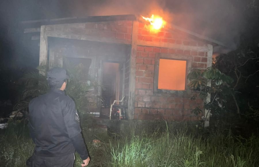 Posadas: Incendio de una vivienda en la zona oeste del Municipio, Bomberos logrando contener la propagación del fuego y evitar daños mayores en construcciones cercanas