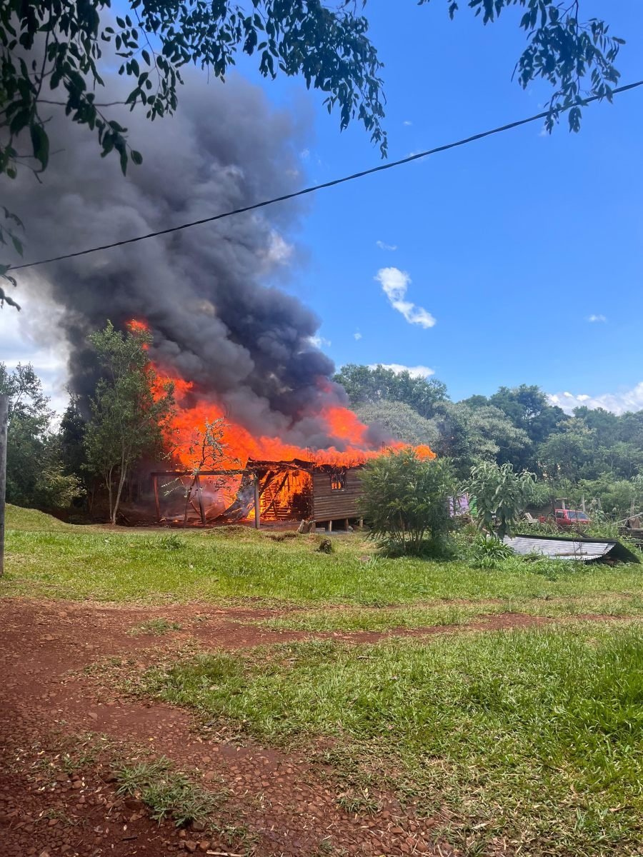 Misiones: Incendio accidental destruyó una vivienda de madera ubicada en cercanías de la estación de servicio, no hubo personas lesionadas