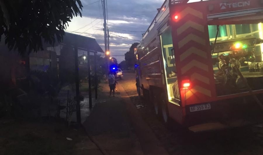 Bomberos sofocaron el incendio de un local comercial en el Barrio Miguel Lanús,  el fuego se habría iniciado por una garrafa