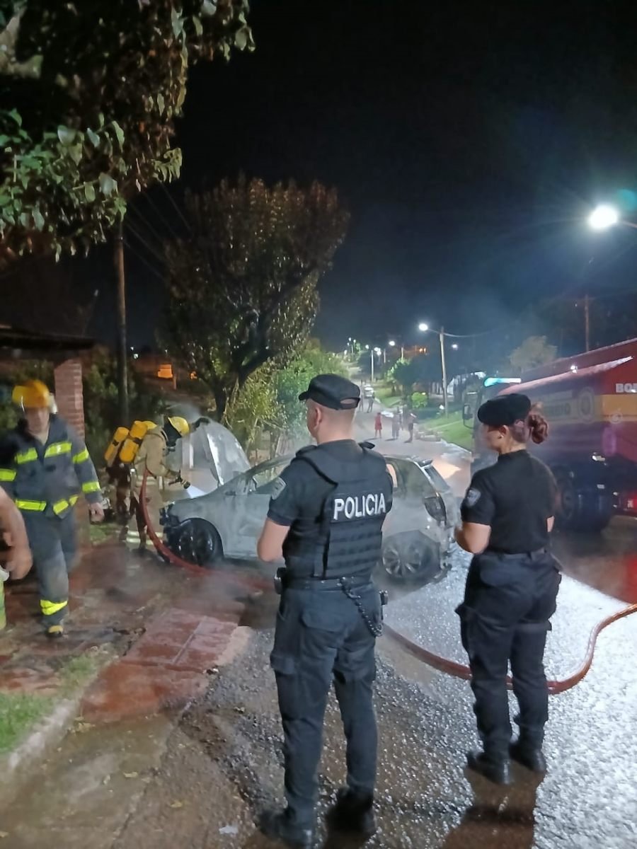 El Soberbio: Un automóvil se incendió, el foco ígneo se originó en el garaje de una vivienda, se investigan las causas que originó