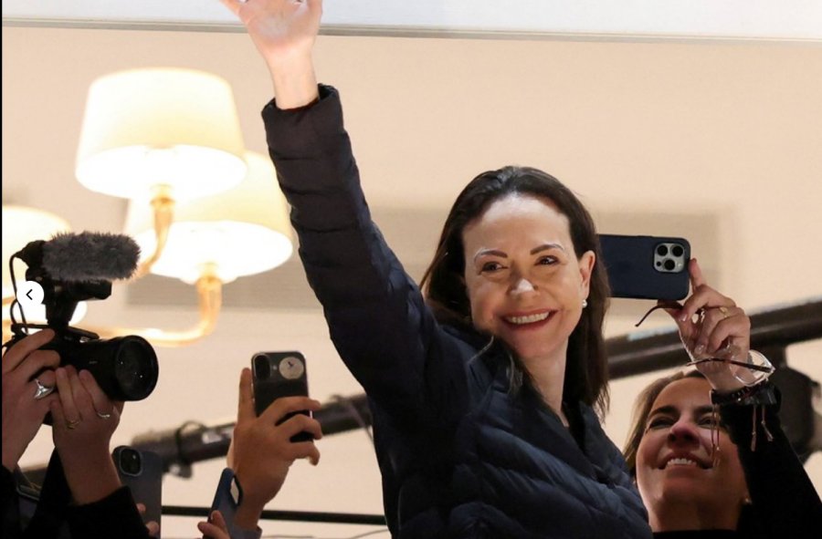 “¡Oslo, aquí estoy!”, María Corina Machado salió al balcón del hotel a saludar a sus seguidores y cantó el himno de Venezuela