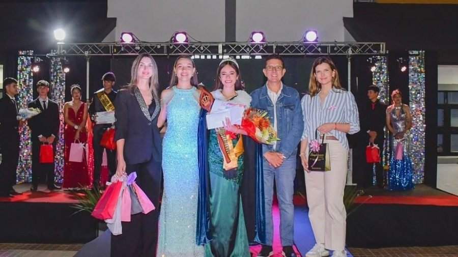 Micaela Gacek acompañó el cierre de la Estudiantina 2025 en su San Vicente natal, compartió la velada junto a cientos de estudiantes, docentes y familias y el Intendente local