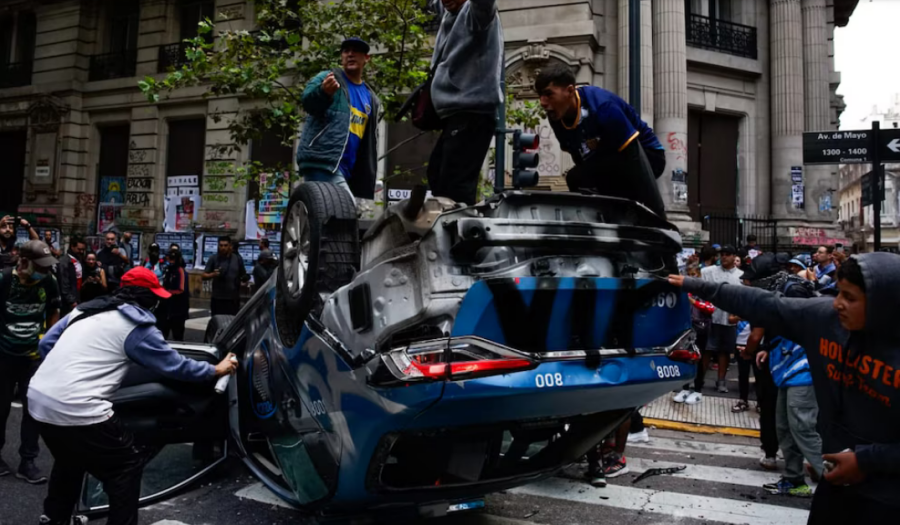 La marcha por los jubilados que terminó con enfrentamientos entre los barras y la policía, destrozos y heridos: Desde el Gobierno Nacional señalaron que la protesta fue un intento de desestabilización
