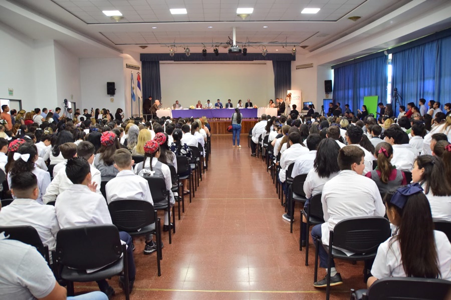 Posadas: Abanderados y escoltas de la Bandera Argentina recibieron sus Diplomas de Honor