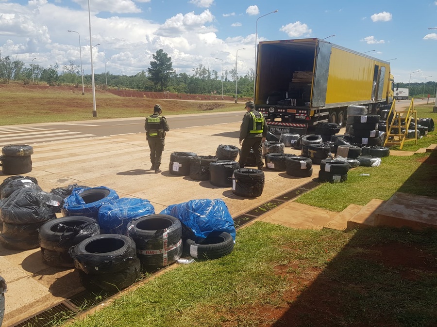 Corrientes y Misiones: En tres procedimientos, Gendarmería Nacional incautó trescientos cuarenta y cinco cubiertas de diferentes marcas y medidas de procedencia extranjera