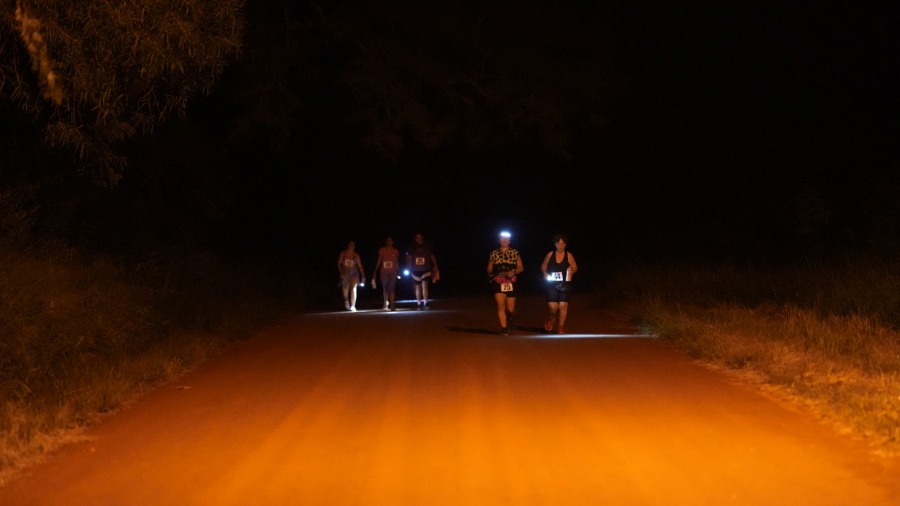 "Carnaval Trail" en Apóstoles: Un entrenamiento nocturno con linternas que reunió a cientos de participantes
