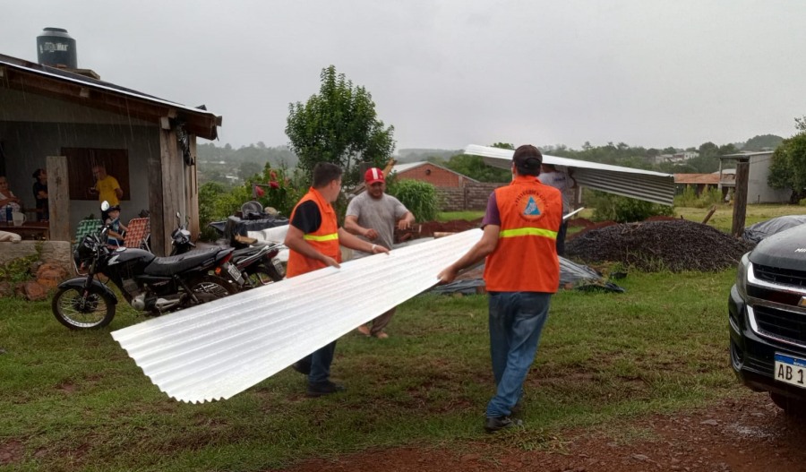 El Gobierno de Misiones asistió a casi 200 familias afectadas por el temporal en el Municipio de Leandro N. Alem